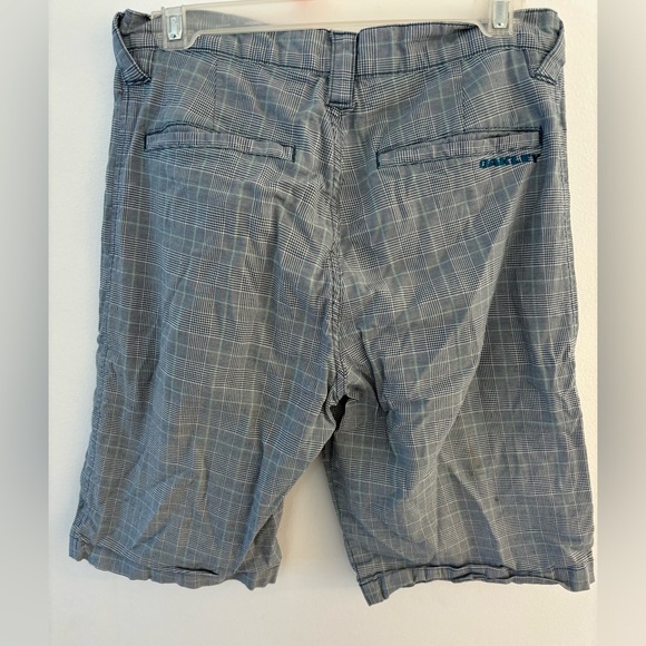 Oakley Men’s Shorts - 32 inch waist. Grey plaid. 97% Cotton. Good condition! - Picture 2 of 5